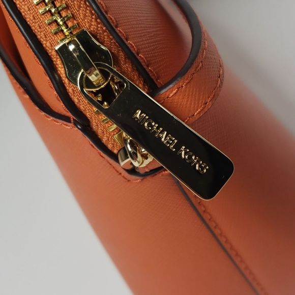 Michael Kors Cindy Crossbody - Picture 5 of 9